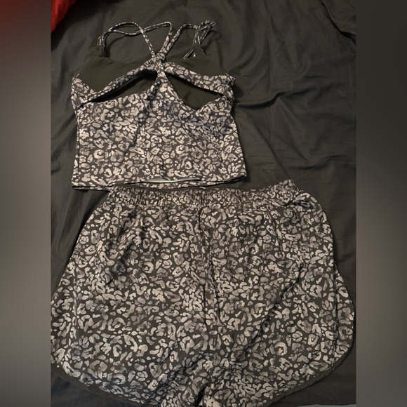 Fabletics Black and Gray Leopard Print Active Set - Picture 7 of 8